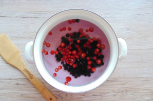 Компот из шиповника с черной смородиной Компот из шиповника с черной смородиной