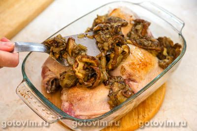 Куриные бедра, запеченные с белыми грибами и сыром в духовке Куриные бедра, запеченные с белыми грибами и сыром в духовке