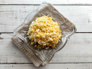 Слоеный салат с яблоками и сыром Слоеный салат с яблоками и сыром