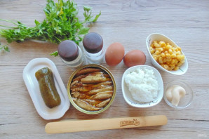 Салат из шпрот и кукурузы Салат из шпрот и кукурузы