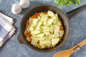 Паста с кальмарами и кабачками