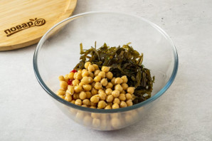 Салат с нутом и морской капустой