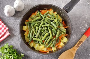Тушеные кабачки со стручковой фасолью Тушеные кабачки со стручковой фасолью