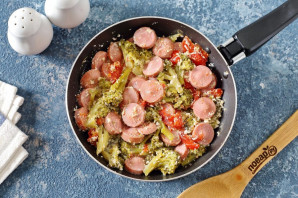Тушеная брокколи с сосисками Тушеная брокколи с сосисками