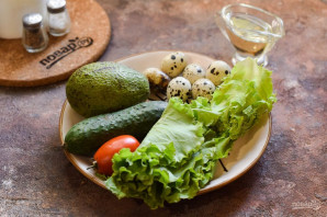 Салат с авокадо и перепелиными яйцами Салат с авокадо и перепелиными яйцами