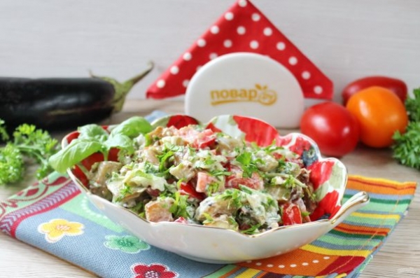 Салат с жареными баклажанами и свежими помидорами Салат с жареными баклажанами и свежими помидорами