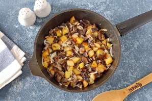 Пирог с маринованными грибами и картофелем