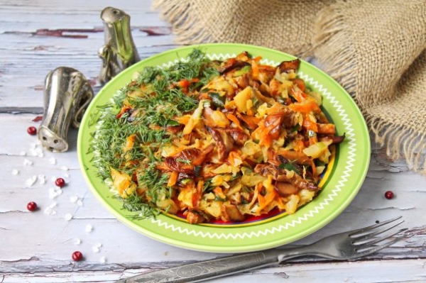 Тушеная капуста с белыми грибами