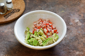 Брускетты с крабовыми палочками и авокадо Брускетты с крабовыми палочками и авокадо