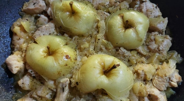 Тушеная индейка с яблоками, пошаговый рецепт с фото