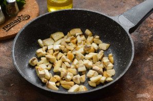 Салат из курицы, грибов и сельдерея Салат из курицы, грибов и сельдерея