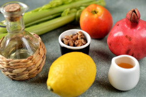 Салат с сельдереем и гранатом Салат с сельдереем и гранатом