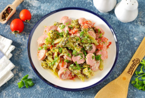 Тушеная брокколи с сосисками Тушеная брокколи с сосисками