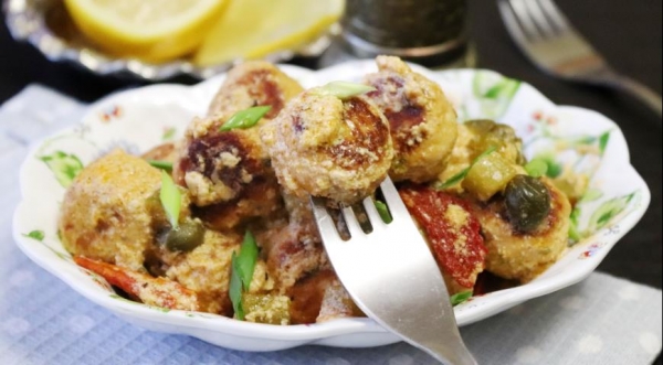 Рыбные фрикадельки в сливочном соусе с каперсами и маринованными огурцами, пошаговый рецепт с фото Рыбные фрикадельки в сливочном соусе с каперсами и маринованными огурцами, пошаговый рецепт с фото