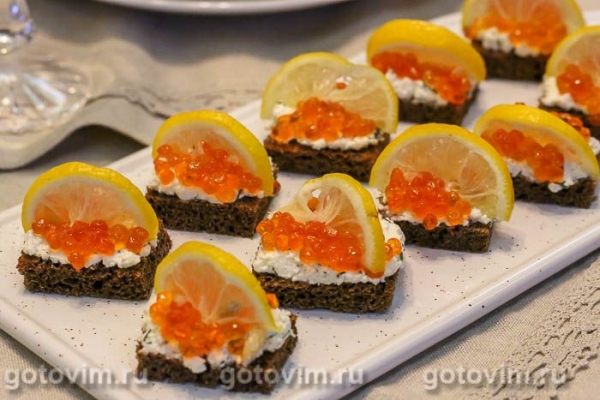 Бутерброды с красной икрой и творогом и укропом Бутерброды с красной икрой и творогом и укропом