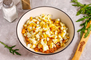 Салат с тунцом, кукурузой и яйцами Салат с тунцом, кукурузой и яйцами