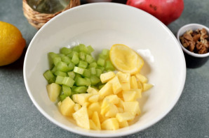 Салат с сельдереем и гранатом Салат с сельдереем и гранатом