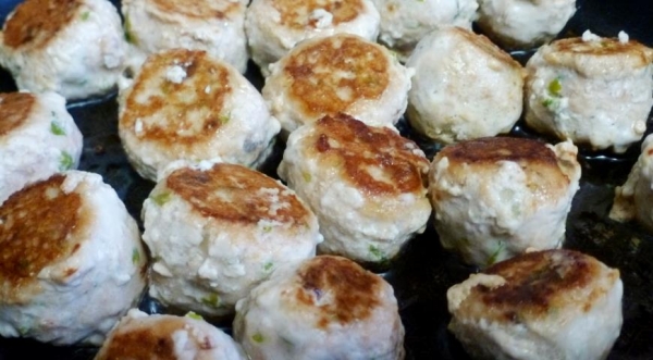 Рыбные фрикадельки в сливочном соусе с каперсами и маринованными огурцами, пошаговый рецепт с фото Рыбные фрикадельки в сливочном соусе с каперсами и маринованными огурцами, пошаговый рецепт с фото