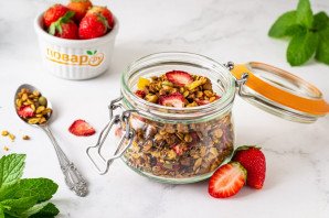 Гранола с клубникой Гранола с клубникой