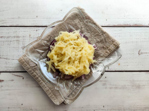 Слоеный салат с яблоками и сыром Слоеный салат с яблоками и сыром