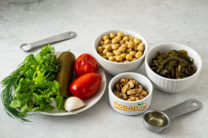 Салат с нутом и морской капустой