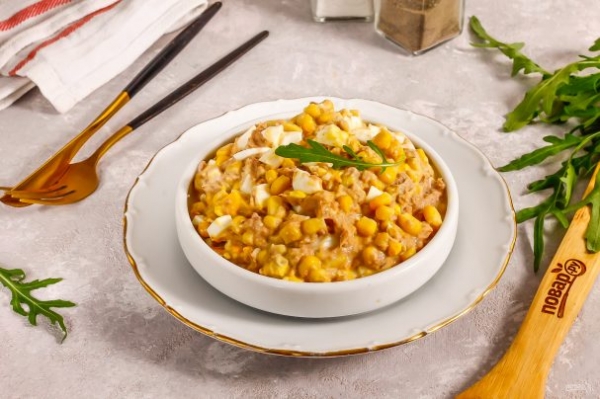 Салат с тунцом, кукурузой и яйцами Салат с тунцом, кукурузой и яйцами