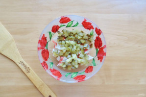 Салат с курицей и маринованными огурцами Салат с курицей и маринованными огурцами