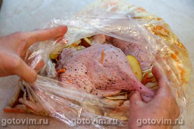 Утиные ножки с яблоками и капустой, запеченные в рукаве