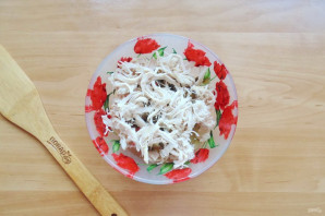 Салат с курицей и маринованными огурцами Салат с курицей и маринованными огурцами