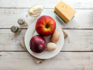 Слоеный салат с яблоками и сыром Слоеный салат с яблоками и сыром