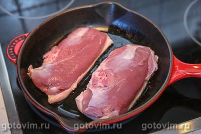 Утиные грудки с соусом из калины