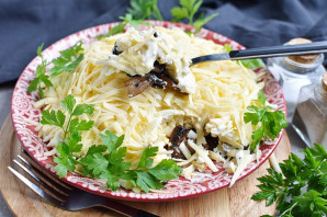 Простой салат с шампиньонами жареными