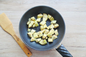 Салат с жареными баклажанами и свежими помидорами Салат с жареными баклажанами и свежими помидорами