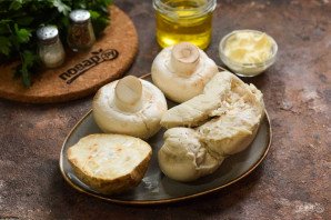 Салат из курицы, грибов и сельдерея Салат из курицы, грибов и сельдерея