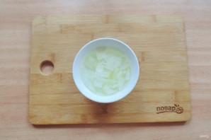 Салат с куриной печенью и маринованными огурцами