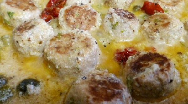 Рыбные фрикадельки в сливочном соусе с каперсами и маринованными огурцами, пошаговый рецепт с фото Рыбные фрикадельки в сливочном соусе с каперсами и маринованными огурцами, пошаговый рецепт с фото