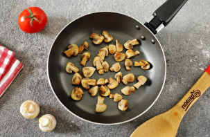 Пицца из слоеного теста в мультиварке Пицца из слоеного теста в мультиварке