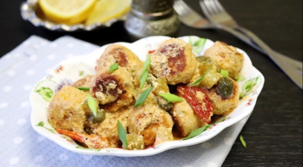 Рыбные фрикадельки в сливочном соусе с каперсами и маринованными огурцами, пошаговый рецепт с фото Рыбные фрикадельки в сливочном соусе с каперсами и маринованными огурцами, пошаговый рецепт с фото