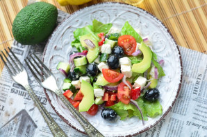 Салат с авокадо и маслинами Салат с авокадо и маслинами