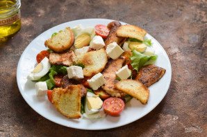 Салат "Цезарь" с сыром фета Салат "Цезарь" с сыром фета