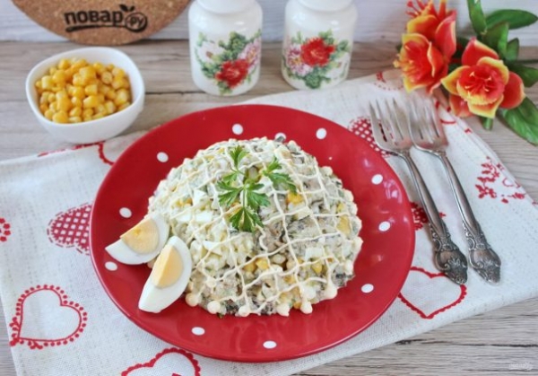 Салат из шпрот и кукурузы Салат из шпрот и кукурузы