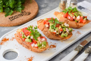 Брускетты с крабовыми палочками и авокадо Брускетты с крабовыми палочками и авокадо