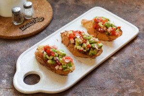 Брускетты с крабовыми палочками и авокадо Брускетты с крабовыми палочками и авокадо
