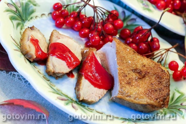 Утиные грудки с соусом из калины