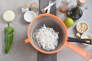 Салат с рисовой лапшой