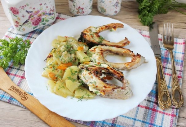 Карп запеченный в сметане с овощами Карп запеченный в сметане с овощами