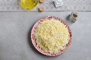 Простой салат с шампиньонами жареными