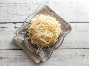 Слоеный салат с яблоками и сыром Слоеный салат с яблоками и сыром