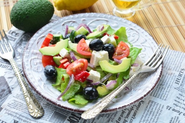 Салат с авокадо и маслинами Салат с авокадо и маслинами