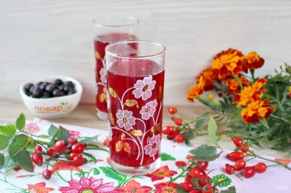 Компот из шиповника с черной смородиной Компот из шиповника с черной смородиной